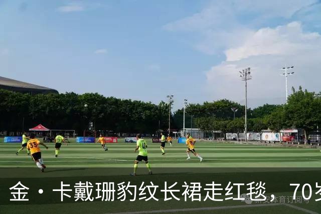 金·卡戴珊豹纹长裙走红毯，70岁妈妈穿泰勒同款抢镜